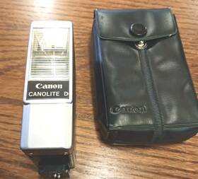T0118 Canon Canolite D Vintage Camera Flash With Case Excellent Condition Powers On