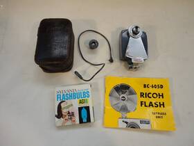 Bc-605d Ricoh 605d Vintage Bulb Flash With Case Instructions Adapter And Bulbs